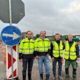 Erläutern den Stand der Arbeiten an einem großen Solarpark in Scharnhorst (v.l.): Max Trapp, Fritz-Martin Waldendorf (beide Geschäftsführer der Flächenangentur NRW), Projektleiter Felix Mittmeier und Jonathan Nicola (Baustellenaufsicht).