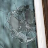 Ein eingeschlagenes Fenster. (Symbolbild)