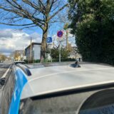 Ein Auto steht im eingeschränkten Halteverbot an der Bahnhofstraße.