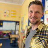 Peter Pyka, seit 2024 / 25 Leiter der Wilhelmschule in Dorf Rauxel, freut sich über die Einführung der Schulstraße vor dem Schulhof am Hangweg.