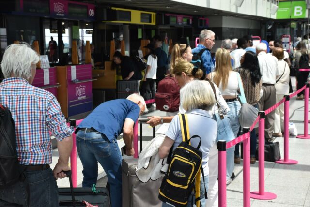 Passagiere stehen Schlange für den Check-in am Flughafen Dortmund.