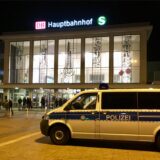 Ein Fahrzeug der Polizei steht vor dem Dortmunder Hauptbahnhof.