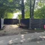 Absperrung mit schwarzen Sichtschutzplanen entlang eines Waldwegs in Barlo, Bocholt – vermutlich Teil des streng abgeschirmten Drehorts zur RTL-Show „Das Sommerhaus der Stars“. Der Bereich ist komplett abgeriegelt – Zugang nicht möglich.