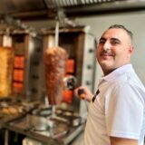 Sinan Kaya steht im Kaiser Grill im Kaiserstraßenviertel hinter der Theke