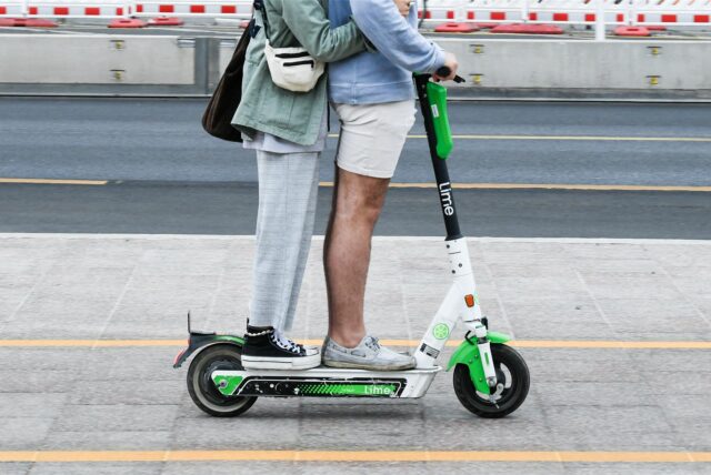 Zwei Personen auf einem Leihroller, das ist eine Person zuviel.