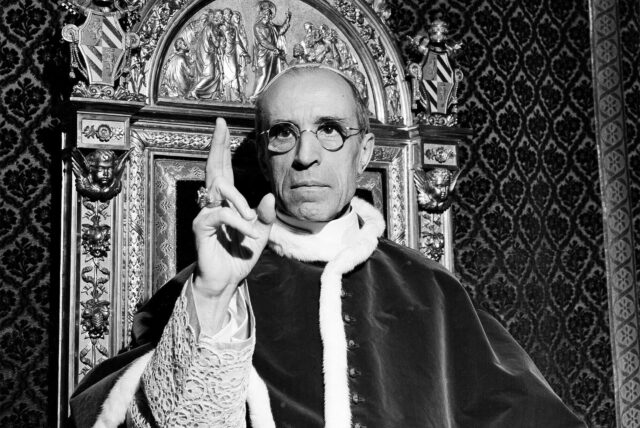 Ein Porträt von Papst Pius XII. von 1945.