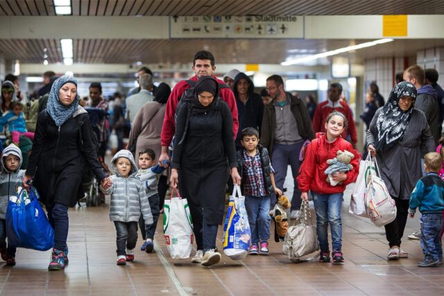 Flüchtlinge kommen am 06.09.2015 im Hauptbahnhof in Dortmund (Nordrhein-Westfalen) an. Mit Applaus und Willkommen-Plakaten sind mehr als 1000 Flüchtlinge begrüßt worden.
