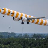 Ein Flugzeug von Condor startet vom Flughafen Leipzig-Halle.