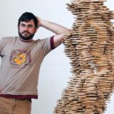 Garvin Dickhof steht neben einem Turm aus Bauklötzen.
