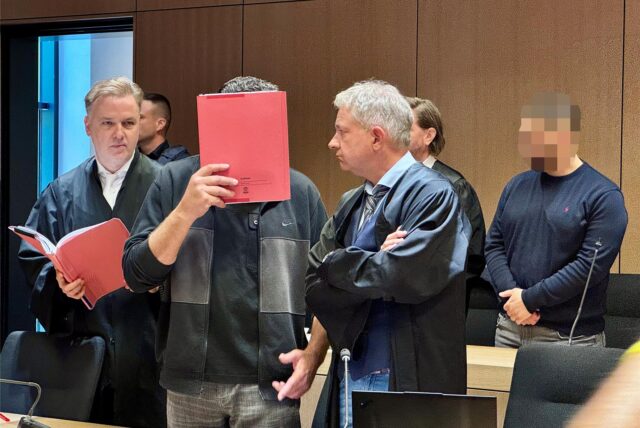 Die beiden Angeklagten beim Prozessauftakt am 11. August 2025 neben ihren Verteidigern. Vorne, eingerahmt von seinen Anwälten Burkhard Benecken und Lars Volkenborn: der Angeklagte aus Herten.