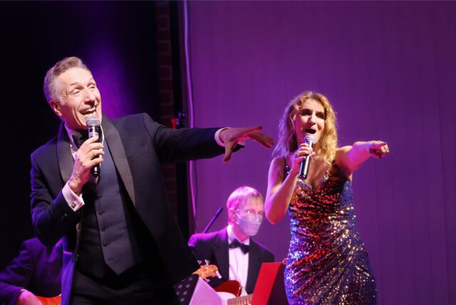 Entertainment und Klasse-Gesamt bieten Marion Wilmer und Nigel Casey am Freitagabend in Castrop.