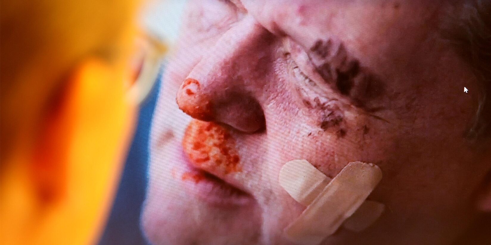 Helge Schneider prügelt im Film auf Klavierbauer ein