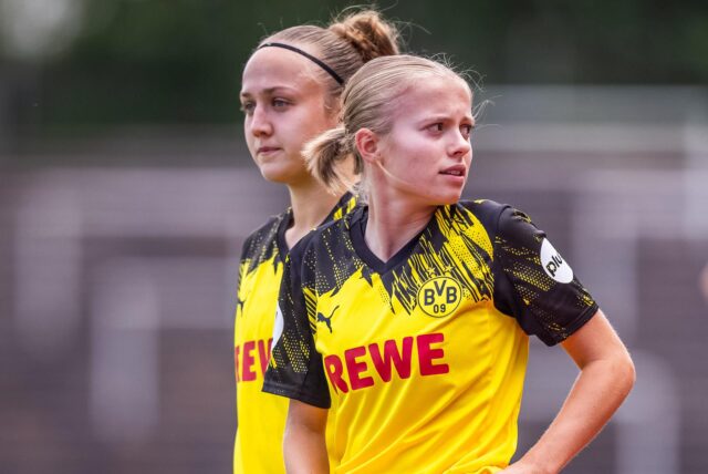 Zwei Spielerinnen des BVB stehen in der Roten Erde.