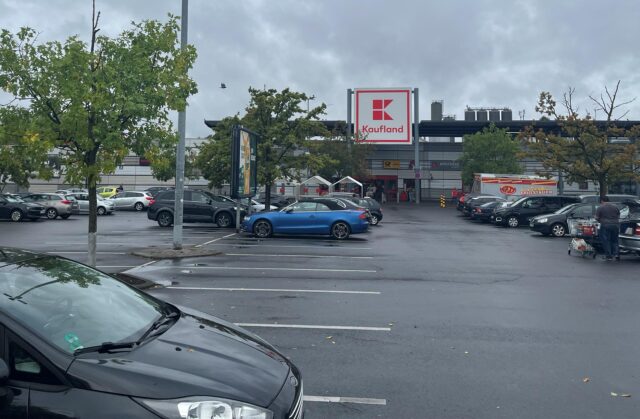 Im Kaufland-Markt an der Bornstraße hat ein Dieb ein Messer gezogen.