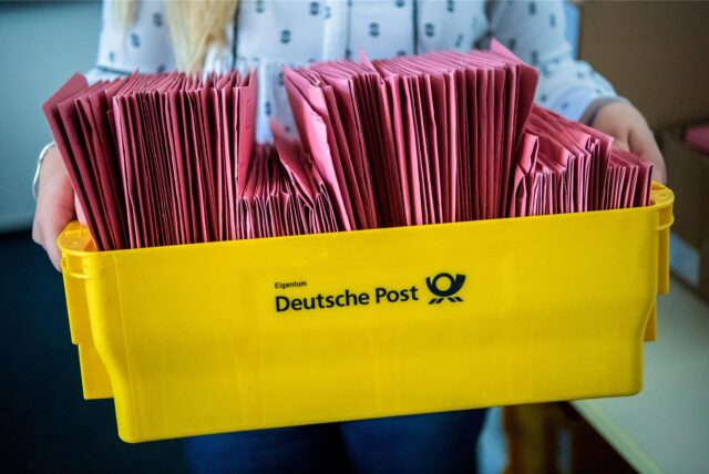 Die per Briefwahl eingegangenen Stimmzettel zur Kommunalwahl werden in der Stadtverwaltung sortiert.