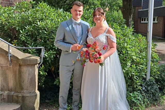 Das Brautpaar Marvin und Marie Bremer vor der St. Josef-Kirche in Herten.