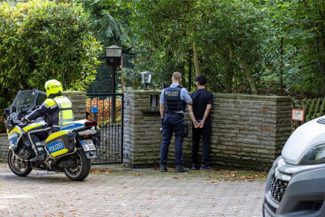 Polizisten nehmen einen Mann in Essen fest.