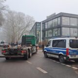 Polizei steht vor dem Bernemann-Firmengelände in Datteln.