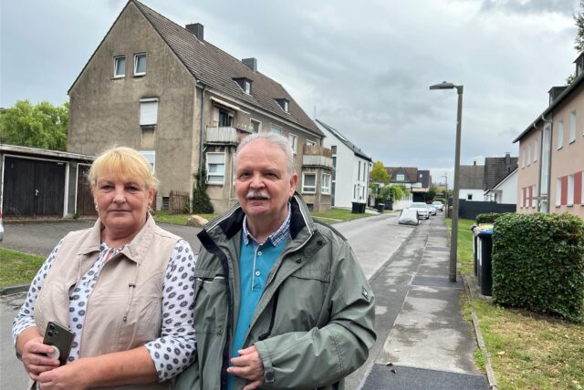 Christiane Hanke und Peter Langele fordern Lösungen für den Wesselingweg in Eving, die das Parkproblem lindern.