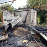 Verkohlt Überreste des abgebrannten Hühnerstalls an der Riedstraße in Herten-Scherlebeck.