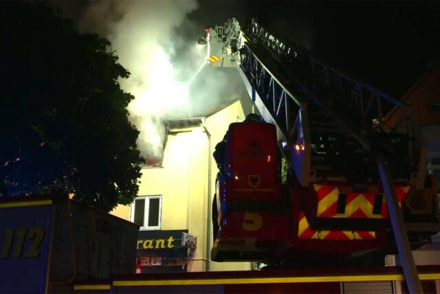 Feuerwehrleute stehen auf der Rahmer Straße in Wischlingen.