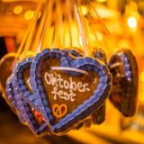 Lebkuchenherzen hängen an einem Stand mit der Aufschrift „Oktoberfest“