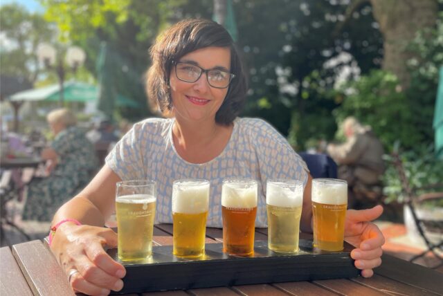 Redakteurin Natascha Jaschinski hält das sogenannte „Probierbrett“ des Restaurants „Hopfen und Salz“ fest. Fünf Stößchen mit verschiedenen frisch gezapften Biersorten können hier auf einen Schlag getestet werden.