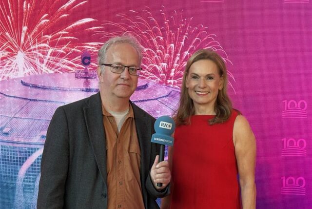 Sabine Loos (r.), die Geschäftsführerin der Westfalenhallen, spricht über die bewegte Geschichte der Halle mit Reporter Oliver Volmerich.