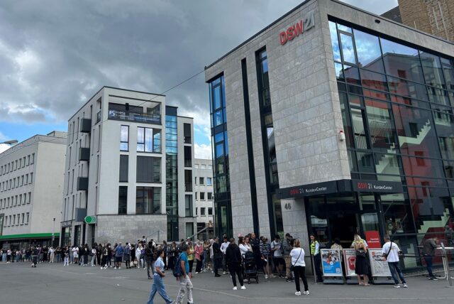 Warteschlange vor einem Kundencenter der DSW21