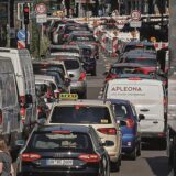 Auf einer Montage sind zu sehen: sieben Kandidaten und Kandatinnen für das Amt des Oberbürgermeisters in Dortmund sowie Stau auf einer Straße.