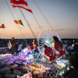 Besucher fahren auf dem Kettenkarussell auf der Moerser Kirmes.