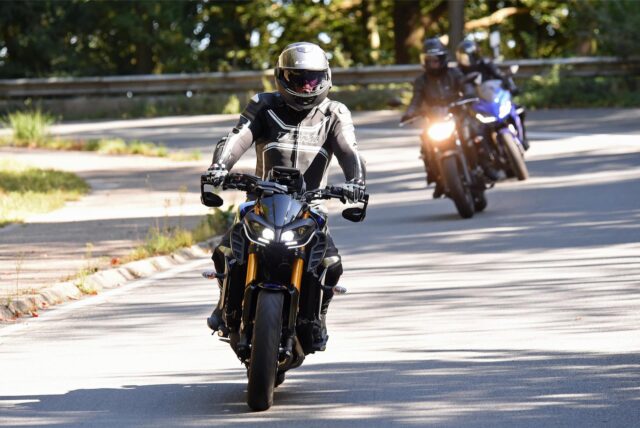 Motorradfahrer auf einer Straße