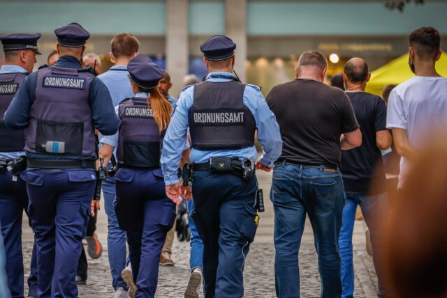 Mitarbeiter des Dortmunder Ordnungsamts sollen bald durch eine Hundestaffel unterstützt werden.