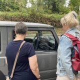 Zwei Frauen schauen in ein Auto in Dortmund-Huckarde. Sie sind nur von hinten zu sehen.