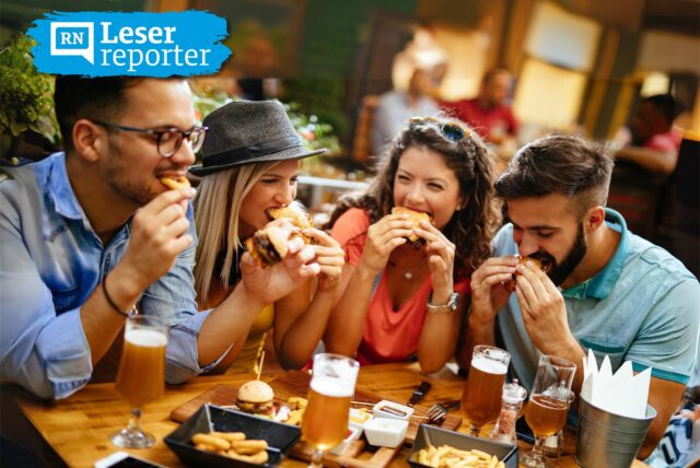 Symbolbild, eine Gruppe junger Menschen sitzt im Restaurant gemeinsam beim Essen.