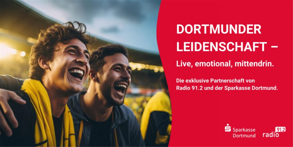 Zwei lachende Männer mit einem Schal in den Dortmunder Farben vor einer verschwommenen Kulisse. Die Aufnahme ist Teil einer Werbekampagne mit dem Titel 