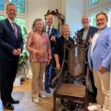 Ein historischer Stuhl schmückt ab sofort das Innere von Haus Wenge in Lanstrop – hier mit (v.l.) Stefan Ast (NRW-Stiftung), Marcie Gräfin Lambsdorff, Nikolaus Graf Lambsdorff, Susanne Gräfin Lambsdorff, Matthias Hüppe (Haus Wenge) und Bezirksbürgermeister Werner Gollnick.