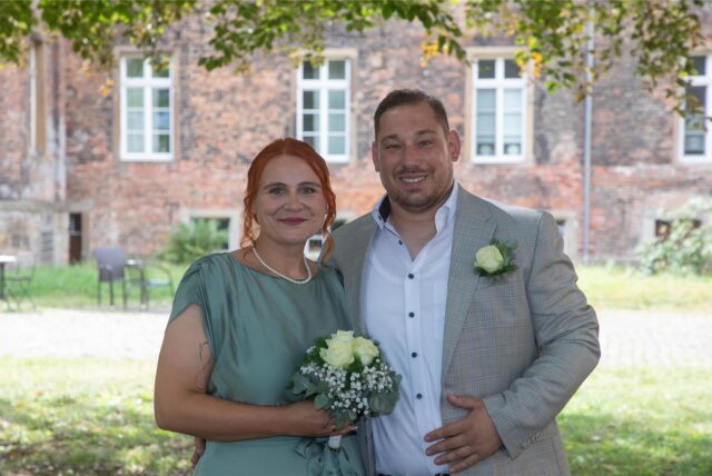Kathrin (geborene Berau) und Patrick Hübner haben sich auf Schloss Bladenhorst das Ja-Wort gegeben.