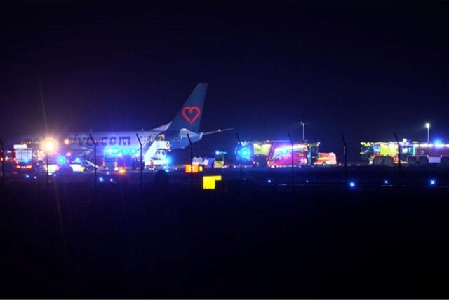 Rettungskräfte sind an einem Flugzeug auf dem Flughafen Münster Osnabrück im Einsatz.