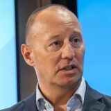 Michael Kauch, Oberbürgermeister-Kandidat in Dortmund 2025, gestikuliert bei einem Interview.