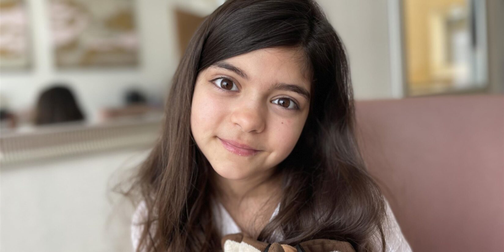 Soraya Maria (10) aus Dortmund dreht mit Annette Frier