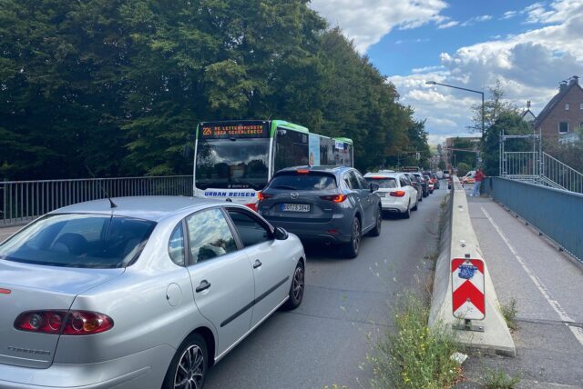 Stau auf der Feldstraßenbrücke in Herten-Mitte.
