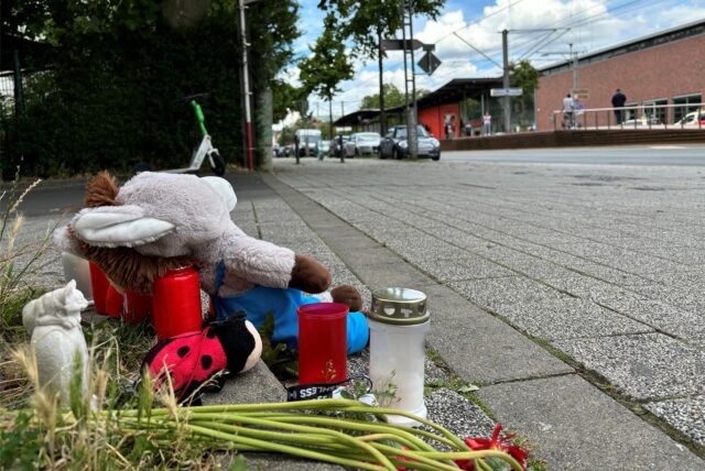 Nach dem Unfall hatten Menschen in Gedenken an den getöteten Jungen Kerzen nahe der Unfallstelle aufgestellt.