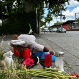 Nach dem Unfall hatten Menschen in Gedenken an den getöteten Jungen Kerzen nahe der Unfallstelle aufgestellt.