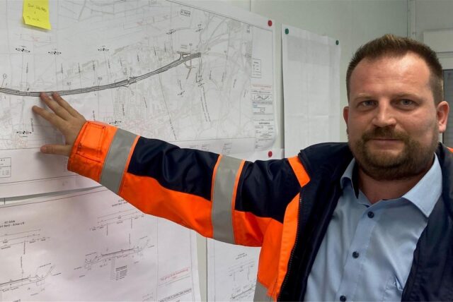 Deges-Projektleiter Paul Rehbein zeigt auf einen Plan für den B1-Ausbau.