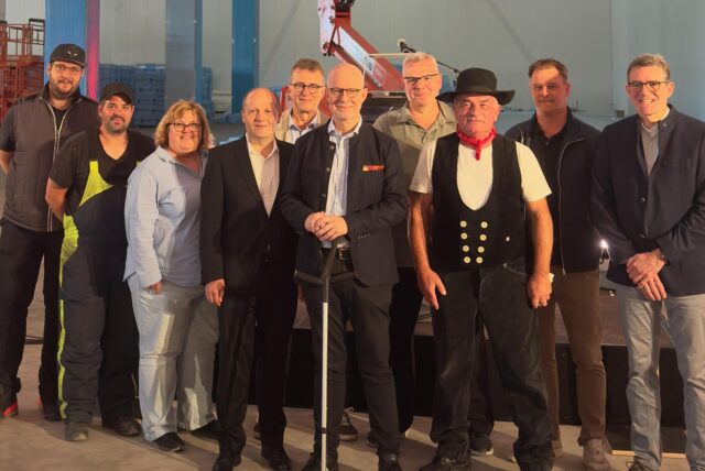Beim REWE-Richtfest in Wambel (v.l.): Dennis Badura, Lager Tiefkühl-Kommissionierung, Tim Bliewernitz, Lagerbetrieb Trockensortiment und Tiefkühl, Sandra Beck, Leitung Tiefkühl, Matthias Guhling, Vorstand Zentrale Dienste & SCM REWE Dortmund, Stefan Lenk, Aufsichtsratsvorsitzender REWE Dortmund, Hanno Rieger, Vorstandsvorsitzender REWE Dortmund, Frank Slaby, Bereichsleiter Tiefkühl, Bernd Reifegerste, Polier, Marco Keisewitt, Leiter Lagerbetrieb Trockensortiment und Tiefkühl, Stefan Hahn, Geschä