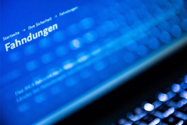 Bildschirm mit der Fahndungsseite der Polizei darauf.
