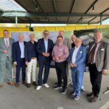 Im Beisein von Oberbürgermeister Thomas Westphal und anderen Kommunalpolitikern stellten Vertreter von EDG und DEW21 ihre Pläne für eine große Photovoltaikanlage auf der Deponie Nordost vor.