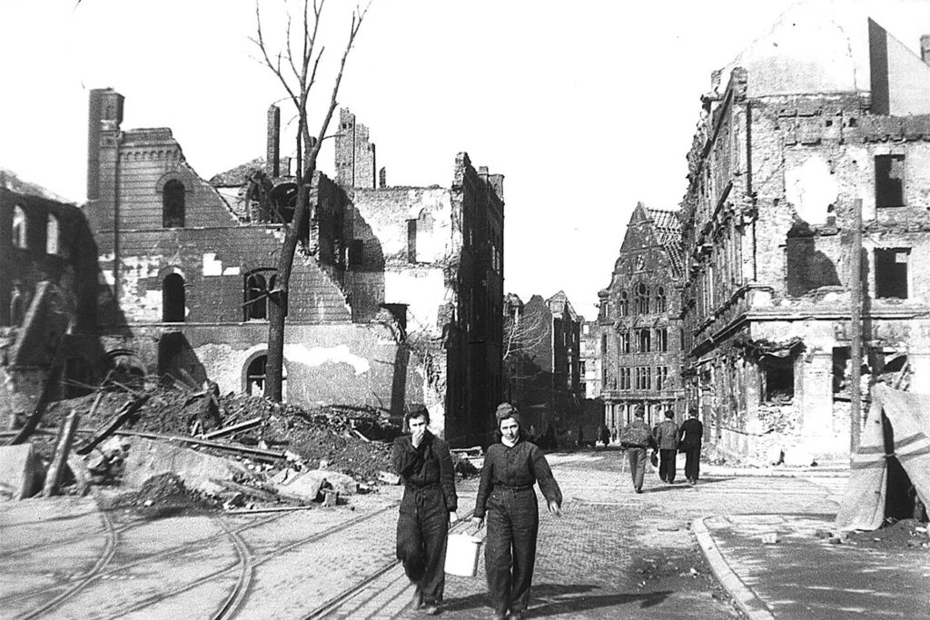 Die Betenstraße mit dem Alten Stadthaus, nachdem die Trümmer geräumt wurden.