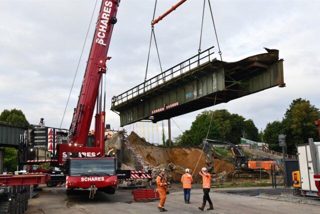 Eine Hälfte der Bahnbrücke über der Kaiserstraße hängt am Haken.